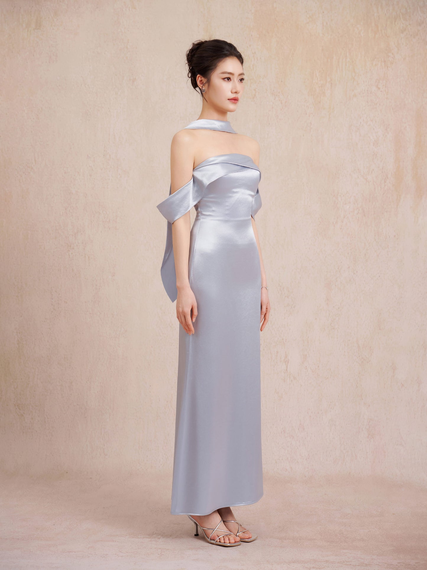 Silver Satin Off-the-Shoulder Maxi Dress with Neckpiece – Elegant Floor-Length Women’s Evening Gown